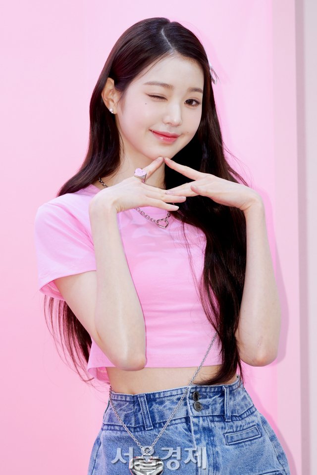 오늘자 슈콤마보니 X 바비 팝업스토어 간 아이브 장원영 기사사진 | 인스티즈