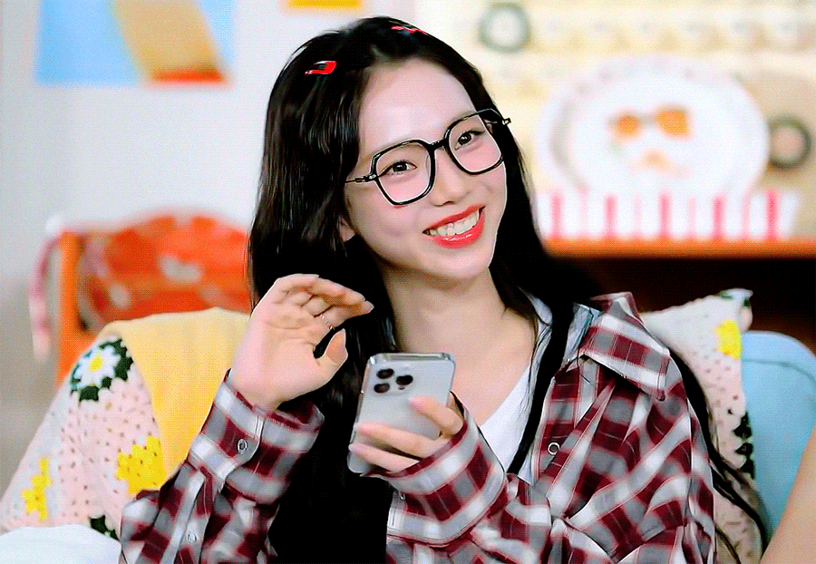 뿔테 안경 너드녀 컨셉 카리나.mp4jpgif | 인스티즈