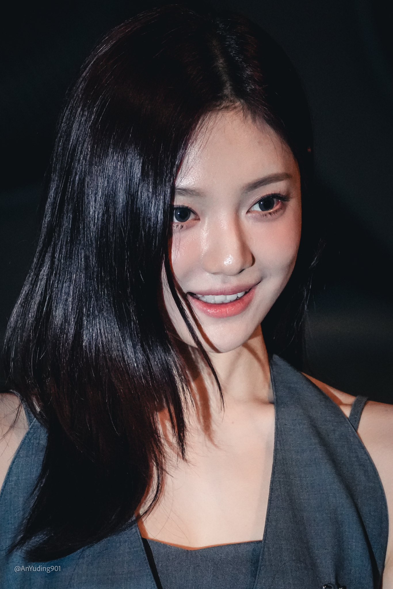 무대인사하는 닝닝 | 인스티즈