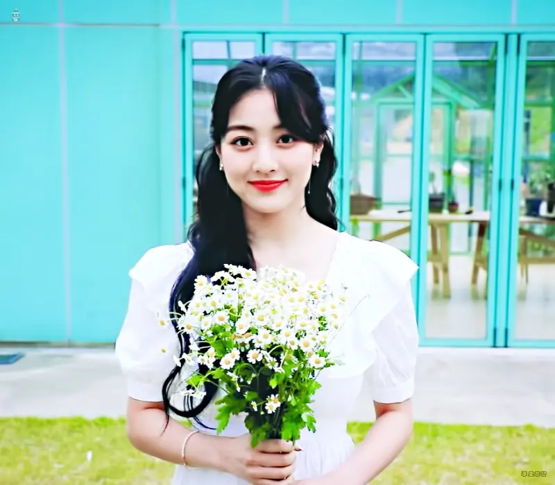 해변에서 화보 찍는 트와이스 지효 | 인스티즈