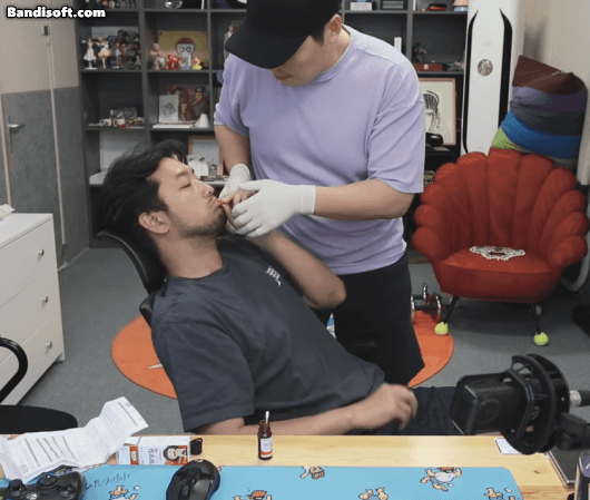 침착맨 입 안에 알보칠 바르는 김풍.gif | 인스티즈