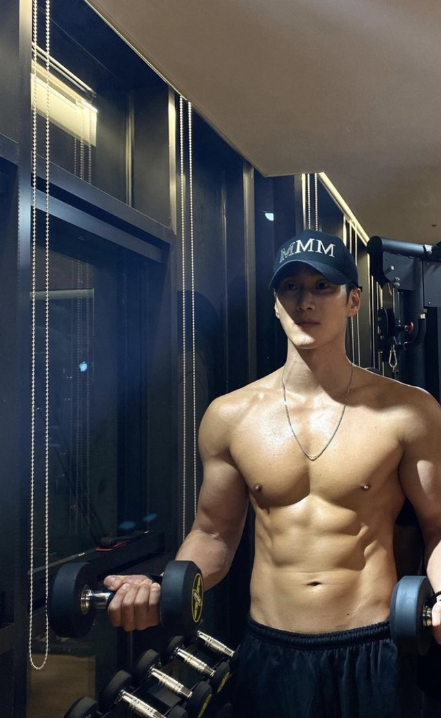 복싱 선출 배우 안보현의 몸 수준.jpgif | 인스티즈