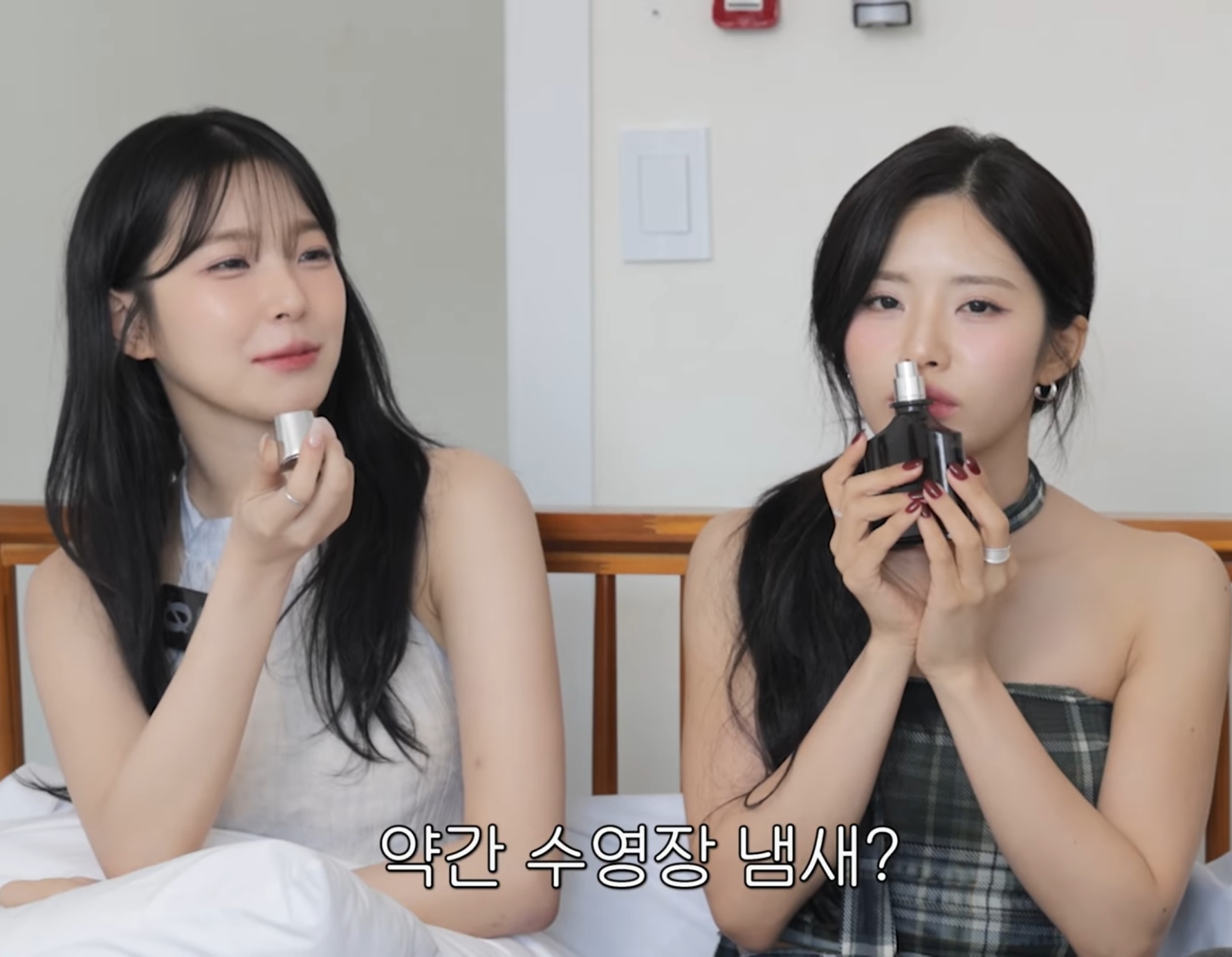 프로미스나인 박지원이 뿌리는 향수 평가하는 멤버들.jpg | 인스티즈