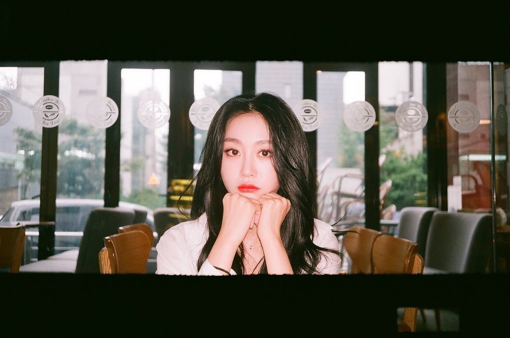 수정이 사진 찍어주면서 예술혼 불태우는 러블리즈 매니저.jpgif | 인스티즈