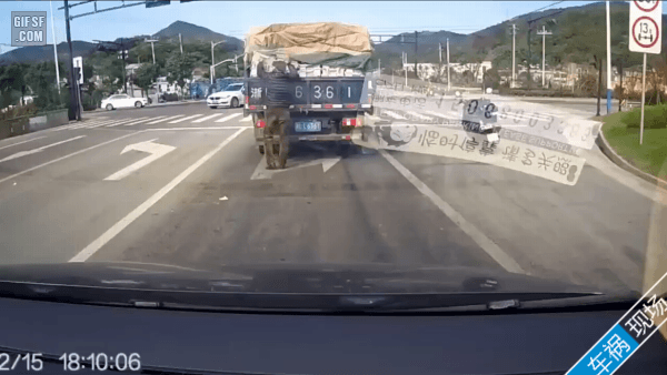 교차로 신호 대기중에 트럭 짐정리 하는 어이없는 운전자 | 인스티즈