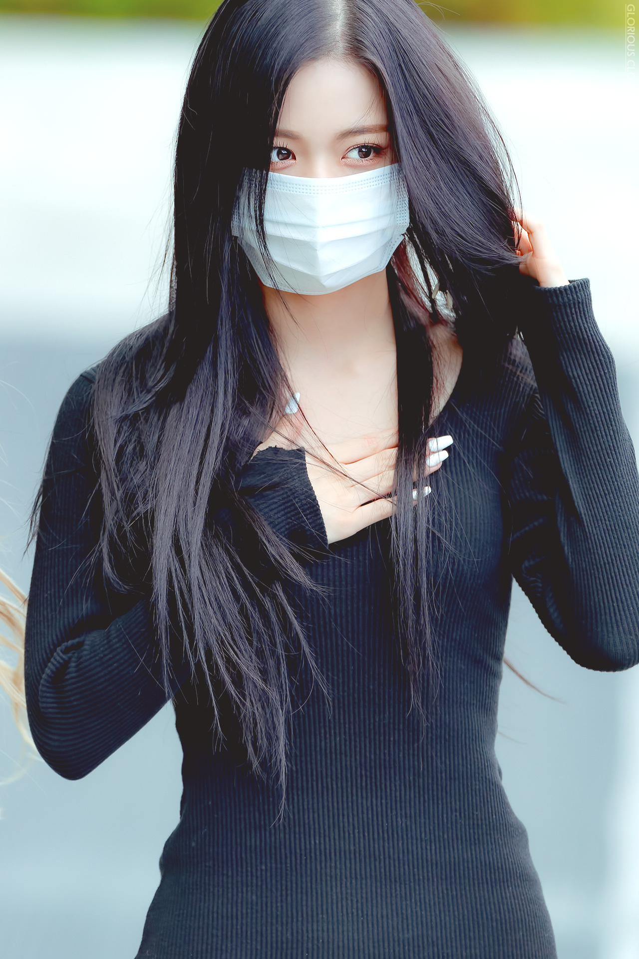 여자 손바닥 만한 프로미스나인 이채영 허리 