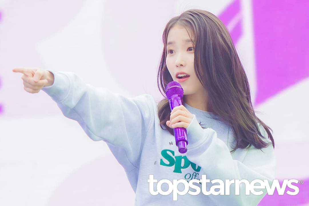오랜만에 보라색 마이크들고 행사뛴 오늘자 아이유 .jpg | 인스티즈