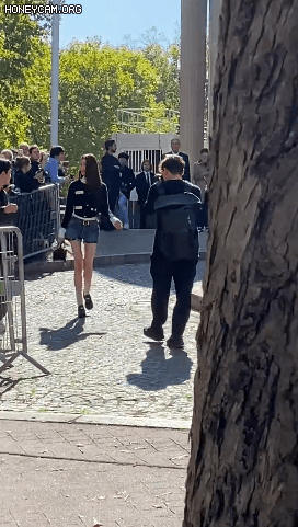 파리패션위크에서 프라다 회장과 이야기하는 아이브 장원영 | 인스티즈