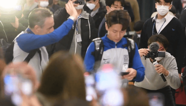 팬들한테 인사하며 떠나는 벤투.gif | 인스티즈