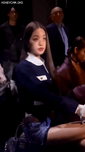 파리패션위크에서 프라다 회장과 이야기하는 아이브 장원영 | 인스티즈