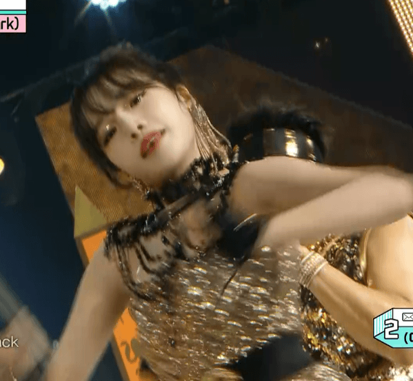 박진영 신곡무대 파트너 장원영 vs 조유리.gif | 인스티즈