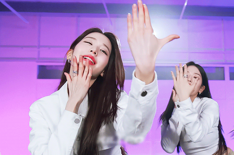 나르시스즘 연기하는 장원영.gif | 인스티즈