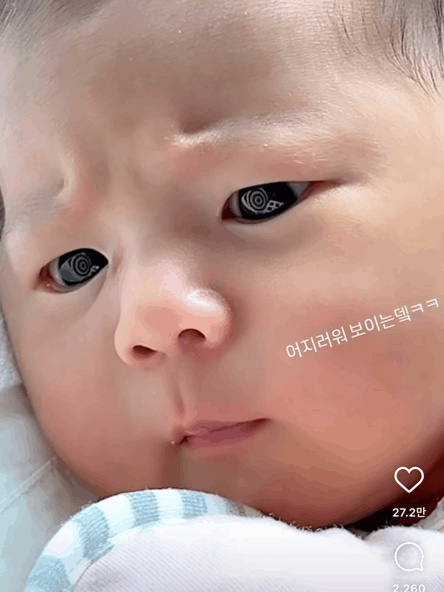책에 초집중하는 신생아 아기 | 인스티즈