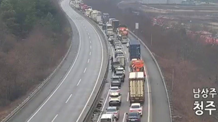 서산영덕고속도로 30중 추돌 사고...4명 사망 | 인스티즈