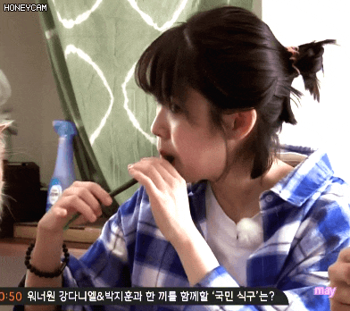 무방비한 모습 담겨서 당황한 아이유 | 인스티즈