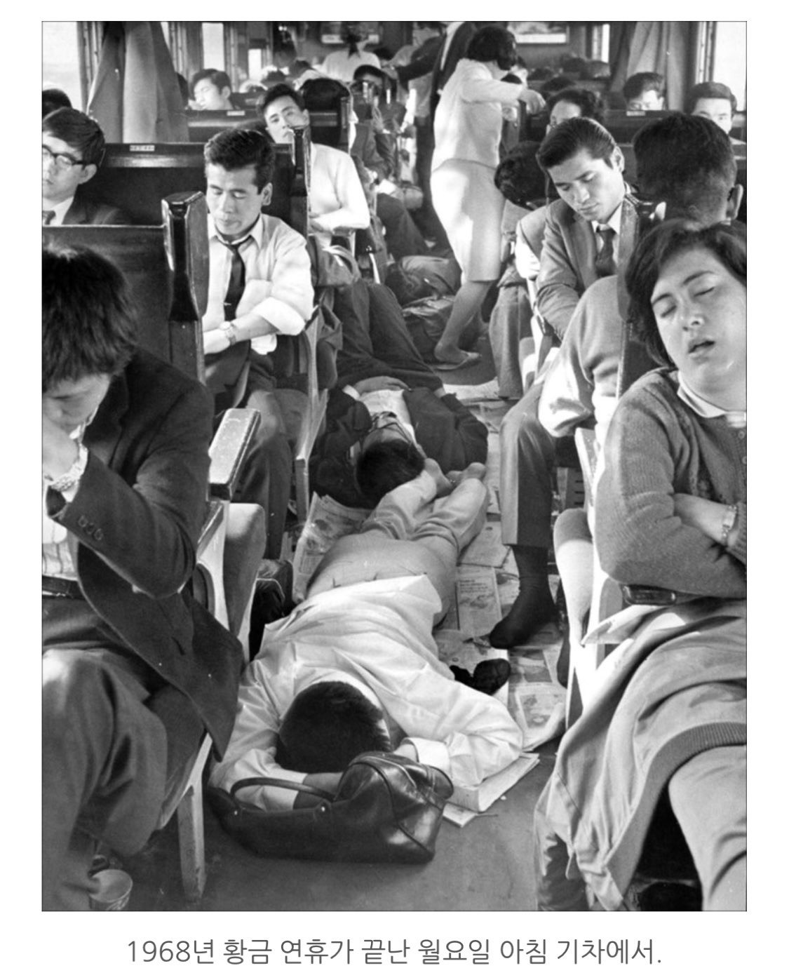 황금 연휴가 끝난 월요일 아침 기차 | 인스티즈