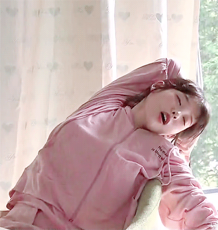 무방비한 모습 담겨서 당황한 아이유 | 인스티즈