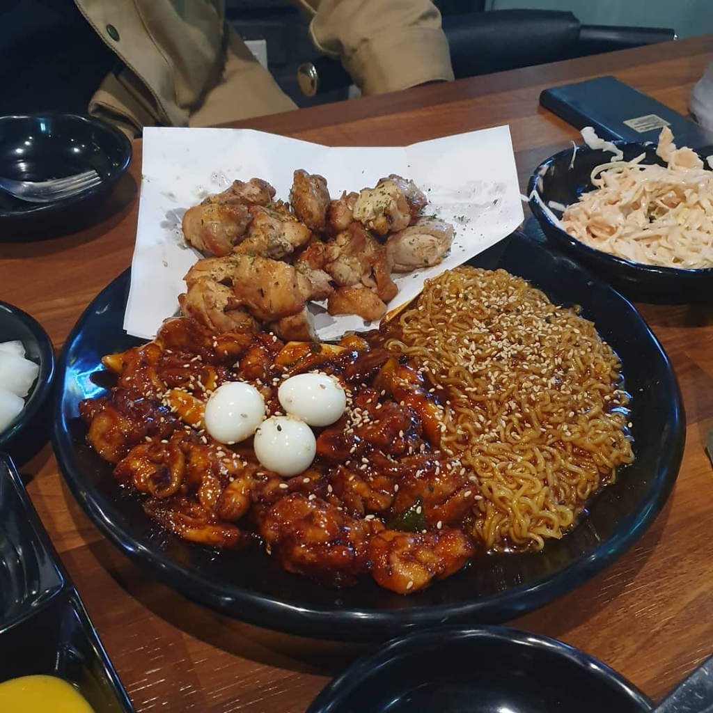 꼬꼬아찌 숯불치킨 비주얼.......jpg - 웃긴자료 ‥‥‥‥‥、 - 도탁스 (DOTAX) 꼬꼬아찌 숯불치킨 비주얼.......jpg