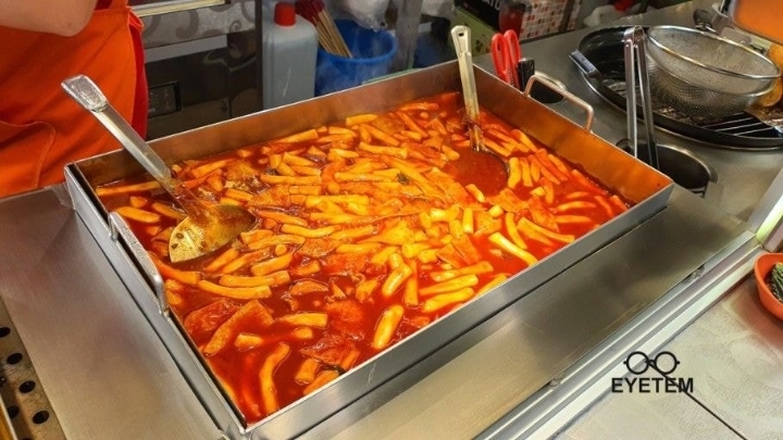 떡볶이 좋아하는 사람들 사이에서 꽤 갈리는것.gif | 인스티즈