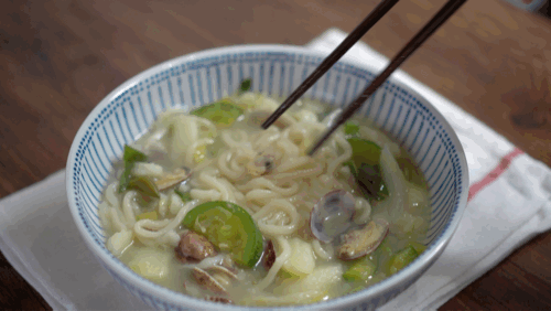 밤에 찬바람 부는 요즘 둘 중 더 땡기는 것은.GIF | 인스티즈