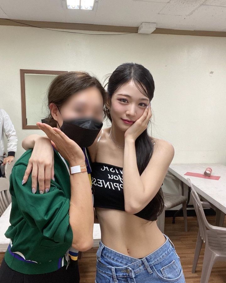 여자 손바닥 만한 프로미스나인 이채영 허리 