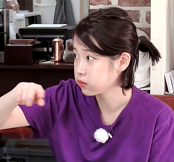 무방비한 모습 담겨서 당황한 아이유 | 인스티즈