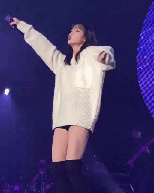 바로 아래서 보는 아이유 .gif | 인스티즈