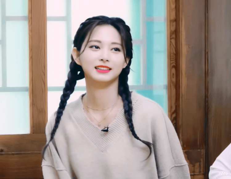 요상한 자세로 투호하는 트와이스.gif | 인스티즈