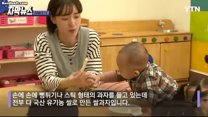 이거 없으면 큰일날 정도로 애기들이 환장하는 과자...gif | 인스티즈
