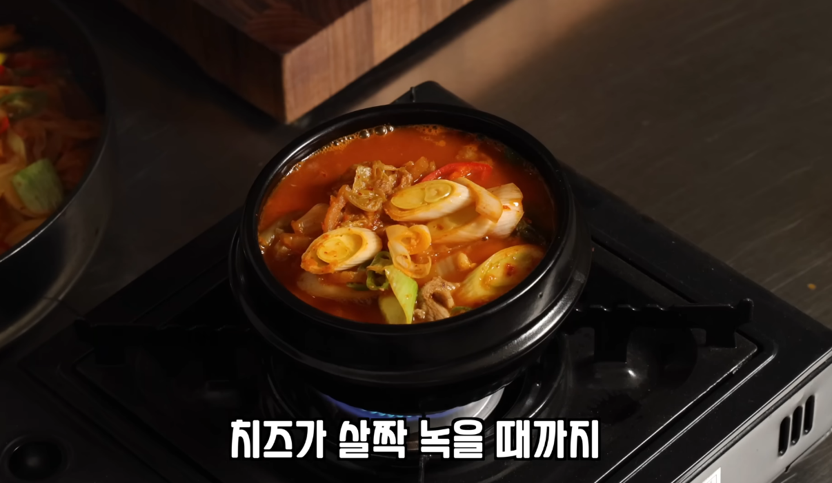 일본에서 유행 중인 까망베르 치즈 김치찌개 리뷰.jpg | 인스티즈