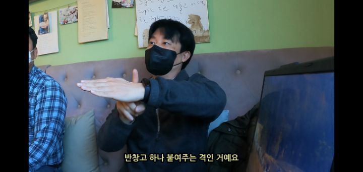 도로 위 야생동물 생태통로를 이용하는 동물들.jpg | 인스티즈