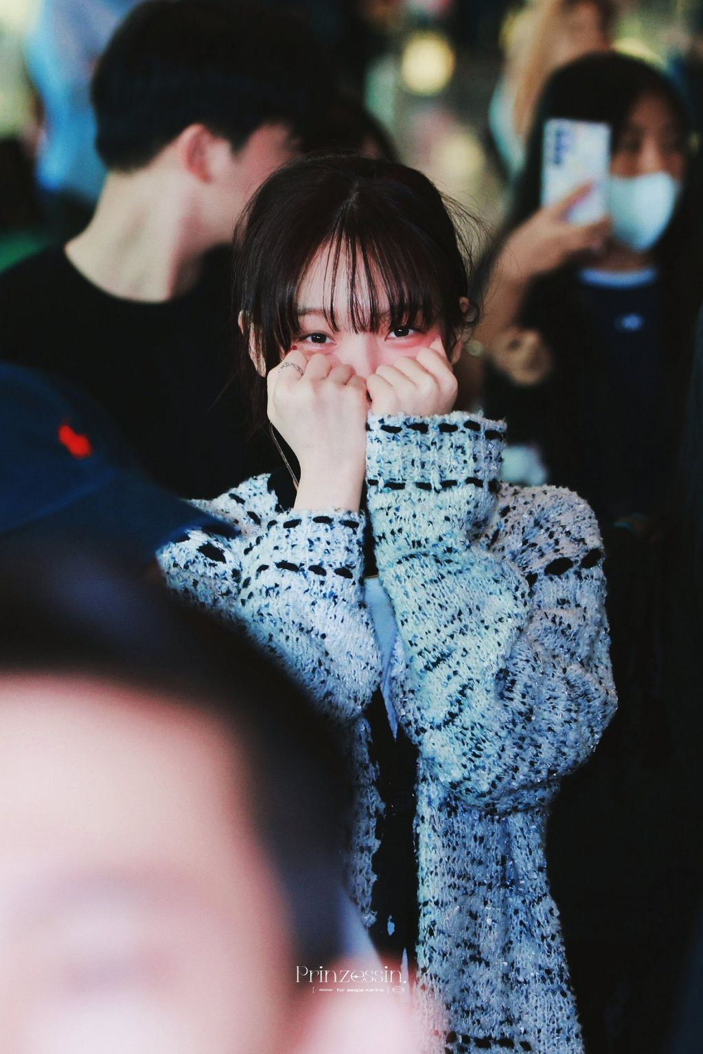 자다 깬 상태로 공항 나온 카리나 | 인스티즈