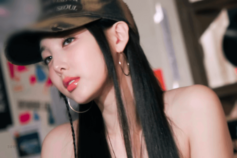 시크하게 입고 화보 찍는 트와이스 8주년 MD비하인드.gif - 웃긴자료 ..., حجم الصورة 800x533