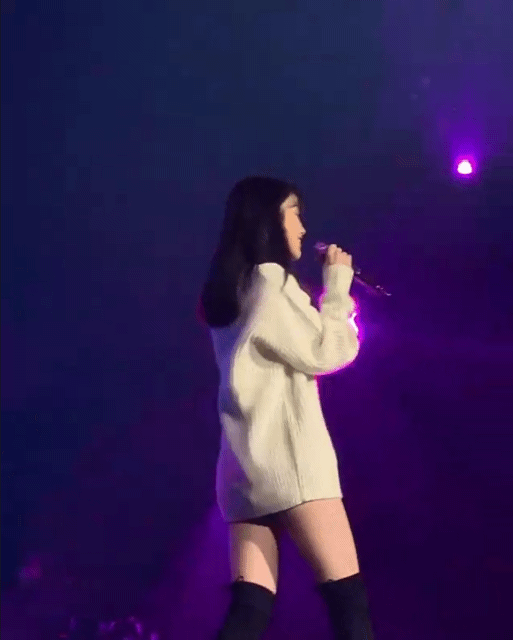 바로 아래서 보는 아이유 .gif | 인스티즈