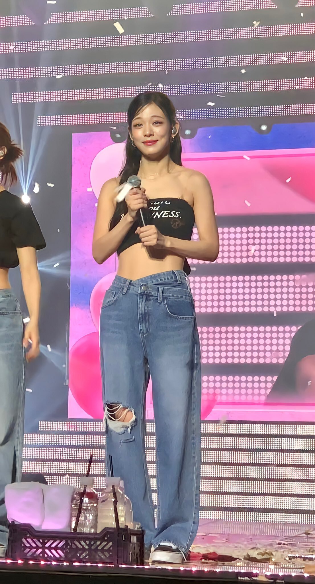첫 단독콘서트에서 관객석으로 마이크 던진 아이돌 (feat 프로미스나인 이채영 | 인스티즈