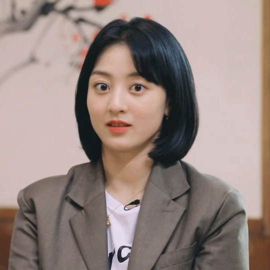 요상한 자세로 투호하는 트와이스.gif | 인스티즈
