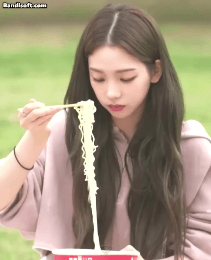 한강에서 라면 먹는 카리나.gif | 인스티즈