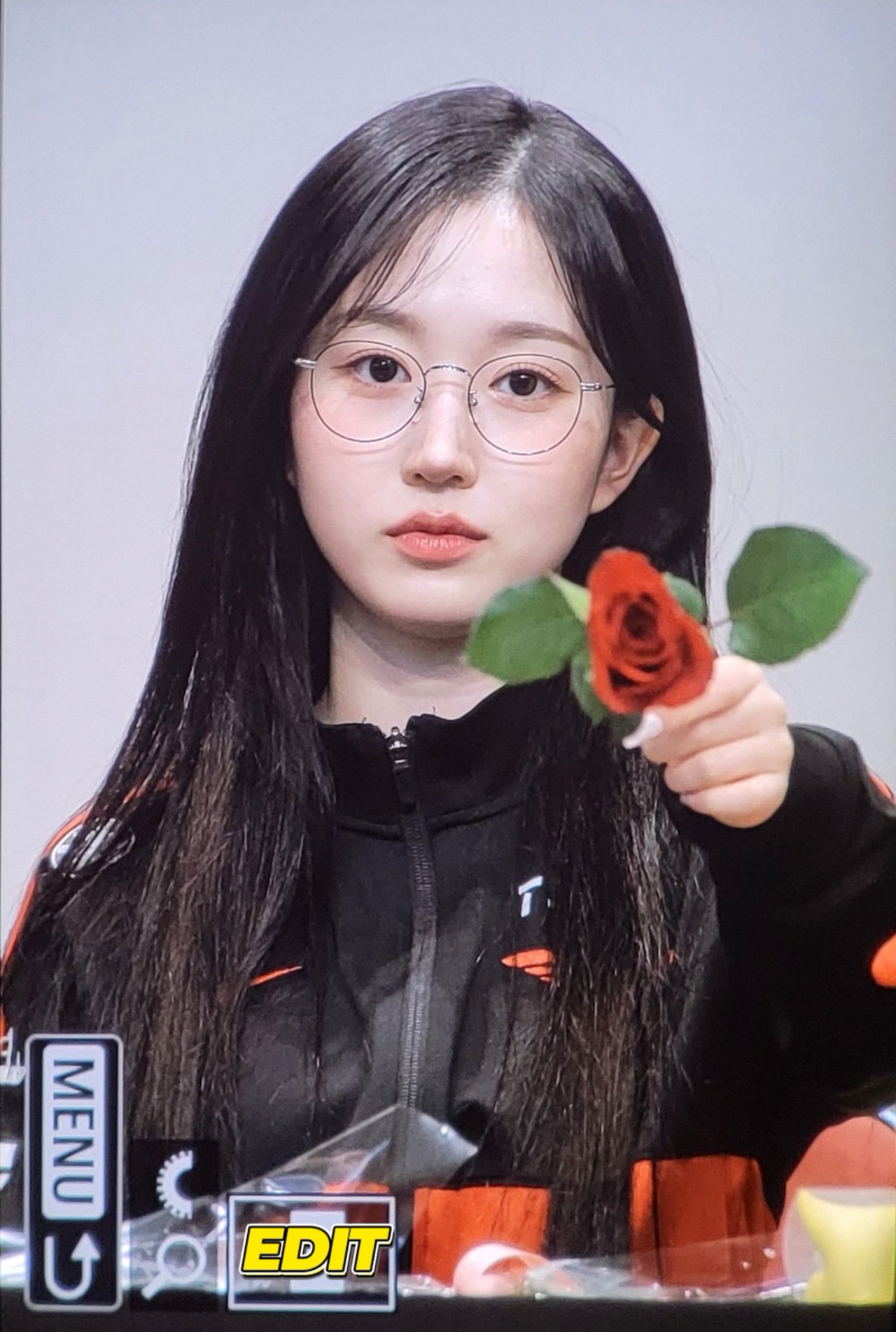 T1 유니폼 입고 팬사인회 하는 엔믹스 해원 | 인스티즈