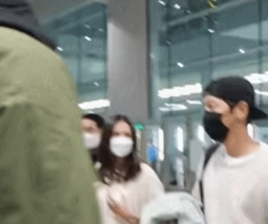 송중기와 영국인 여자친구 투샷.gif | 인스티즈