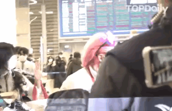 혼자 메달 목에걸고 입국하는 곽윤기 | 인스티즈