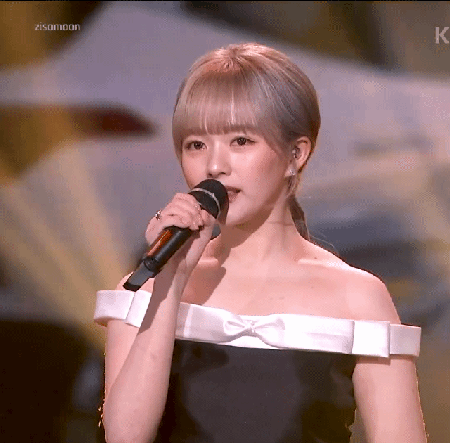 학예회에서 노래하는 딸래미 바라보는 부모님.gif | 인스티즈