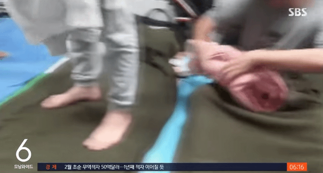 인천공항에서 4개월째 살고 있는 러시아 청년 5명 | 인스티즈