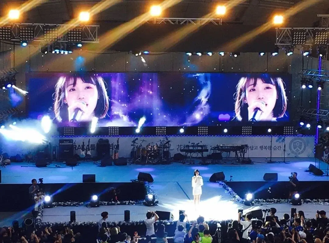 대학축제 행사 거의 안가는 아이유가 3번이나 간 대학축제 | 인스티즈