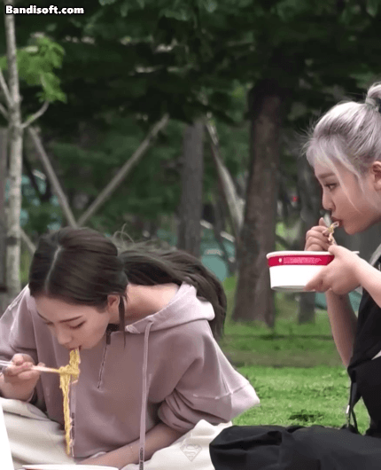 한강에서 라면 먹는 카리나.gif | 인스티즈