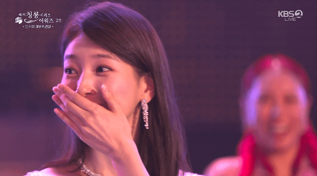 [청룡시리즈] 드라마 여우주연상 수지.GIF | 인스티즈