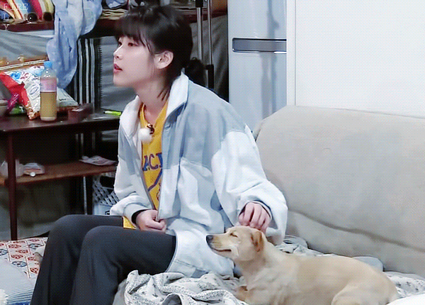 무방비한 모습 담겨서 당황한 아이유 | 인스티즈