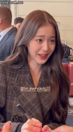 파리에서 만난 팬들에게 사인해주는 아이브 장원영 | 인스티즈