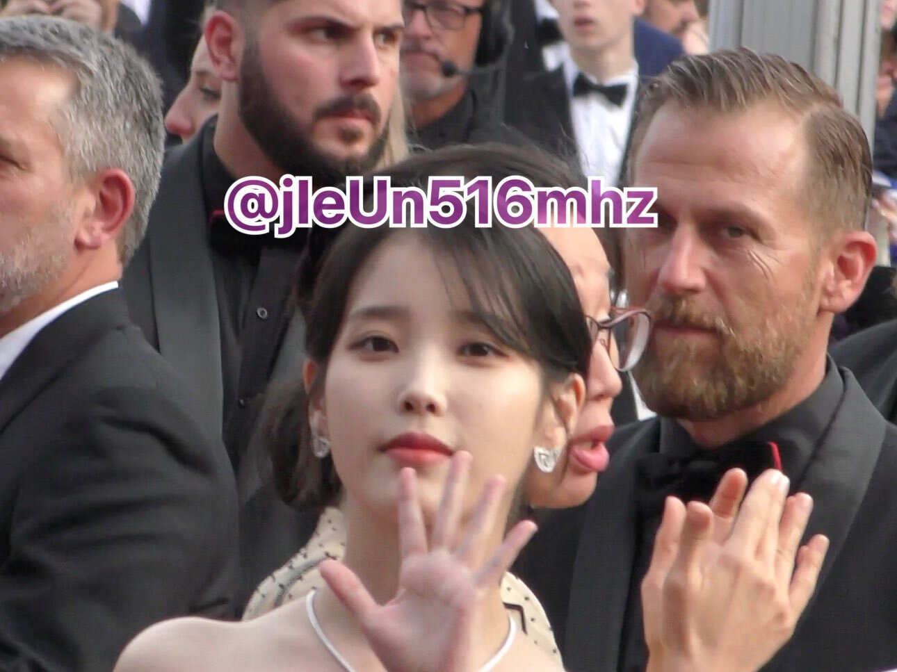 칸 영화제에서 팬 만난 아이유 | 인스티즈