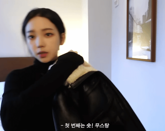 옷 골라달라고 하는 카리나.gif | 인스티즈