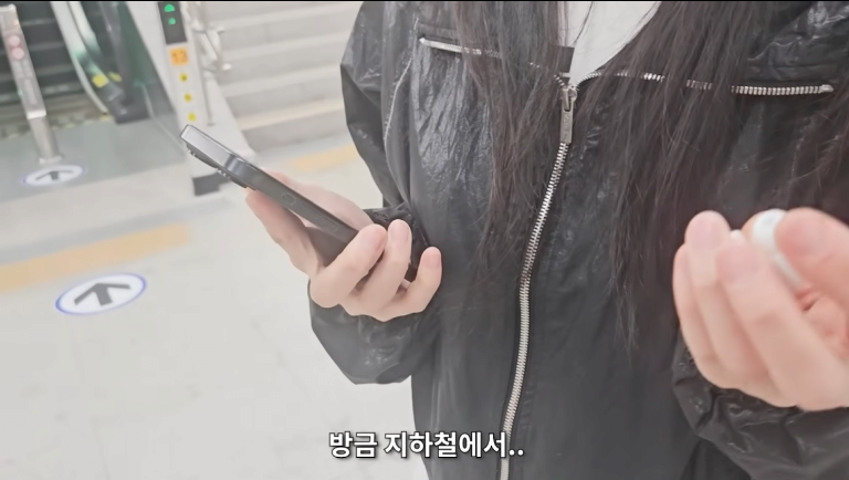 시민들에게 냅다 돈주고 도망가는 유튜버 | 인스티즈